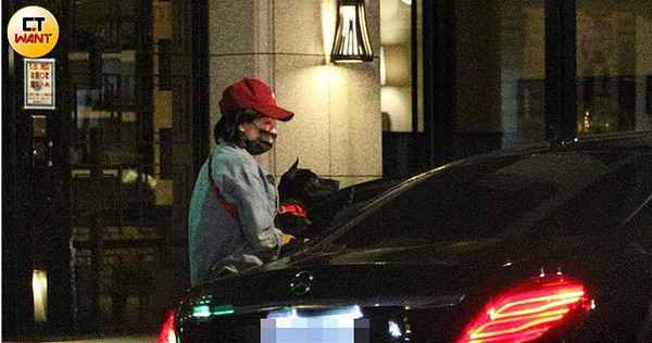 米可白路边痛哭 离婚2年前夫仍接送