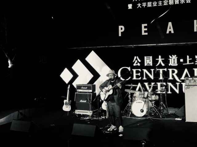 船长刘锦泽携《十点半的地铁》现身重庆成熟低嗓引爆现场观众