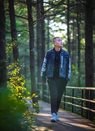 寂寞初冬邂逅质感音色 大海《回忆太心痛》成热门