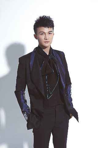 黄龄周深演唱会悉数售罄 携手打造天籁现场