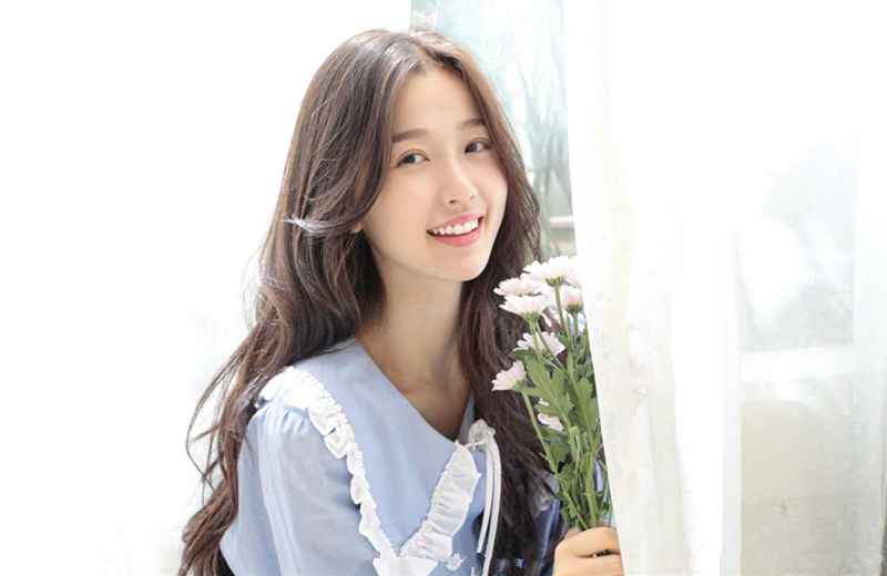 《青春有你2》中虞书欣的表情过于夸张，引发网友热议