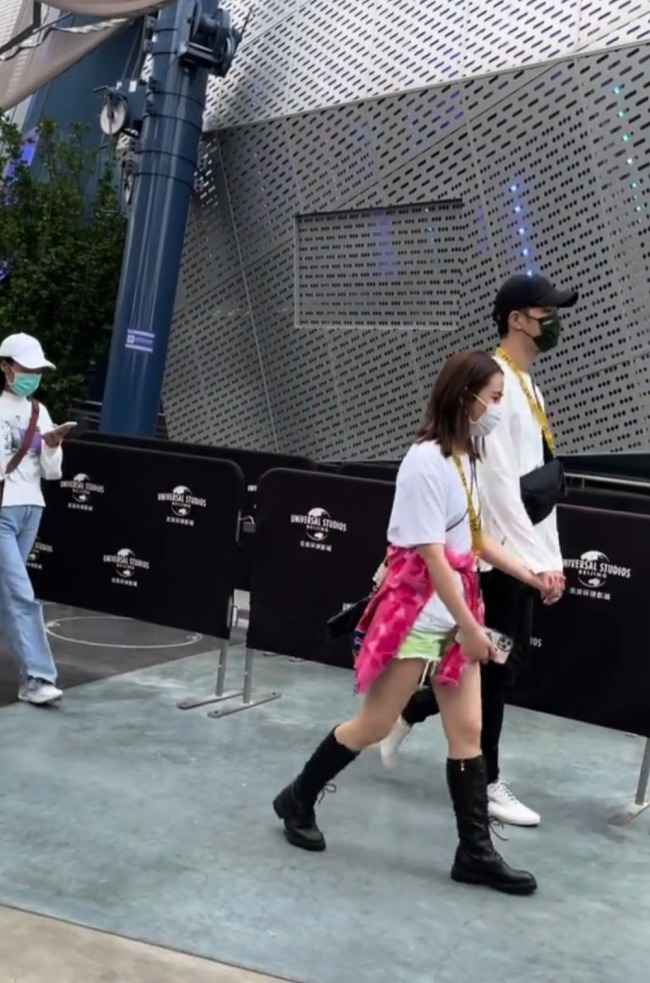 James携女友同游环球影城 女方或为angelababy闺蜜