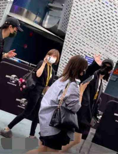 James携女友同游环球影城 女方或为angelababy闺蜜