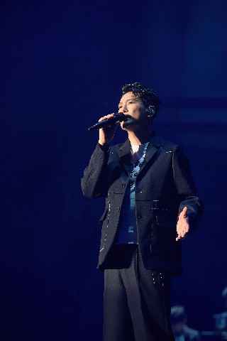 张信哲“未来式”南京收官 超高质量演唱会引发热评攻占热搜榜