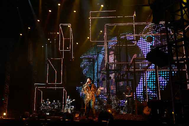 张信哲“未来式”南京收官 超高质量演唱会引发热评攻占热搜榜