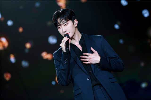 周觅新歌初舞台献唱《全球中文音乐榜上榜》 粉丝直呼“爷青回”