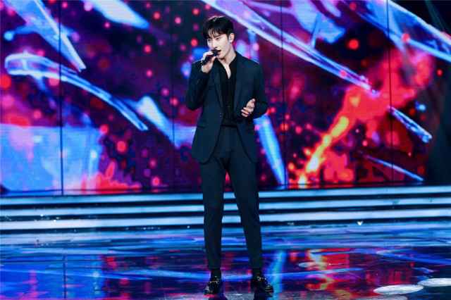 周觅新歌初舞台献唱《全球中文音乐榜上榜》 粉丝直呼“爷青回”