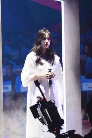 孟慧圆蜕变之歌《还》舞台首唱 深刻寓意动人心弦