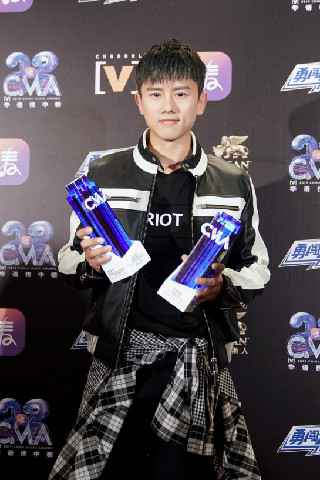 张杰荣获全球华语榜中榜两项最佳大奖 一首《Pretty White Lies》嗨爆全场