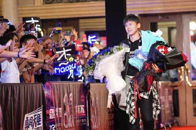 张杰荣获全球华语榜中榜两项最佳大奖 一首《Pretty White Lies》嗨爆全场