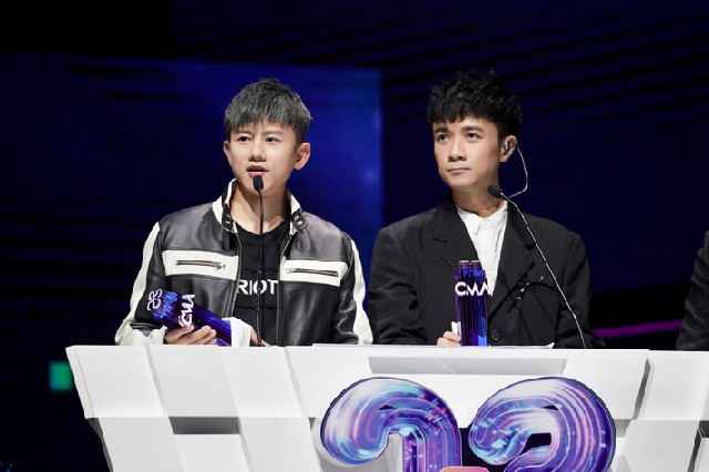 张杰荣获全球华语榜中榜两项最佳大奖 一首《Pretty White Lies》嗨爆全场