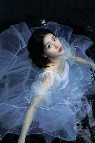 黑色海吞噬晚霞 沙滩上踩满期盼 钟芳菲首支单曲《黑色海》上线