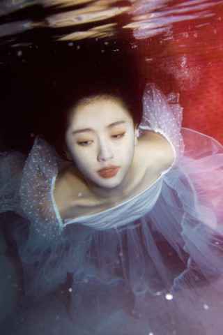 黑色海吞噬晚霞 沙滩上踩满期盼 钟芳菲首支单曲《黑色海》上线