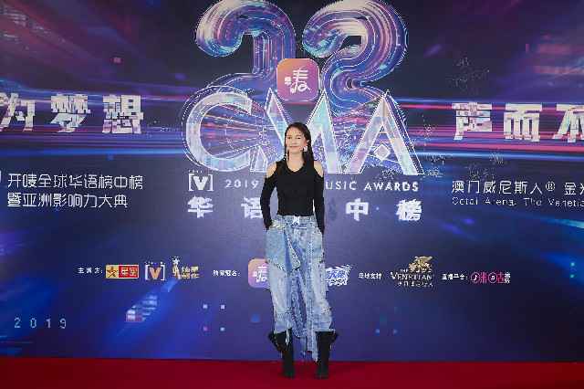 谭维维斩获两项音乐大奖 超A美背性感吸睛