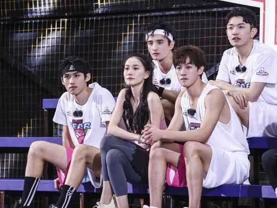 真人秀《超级企鹅联盟》芭比熊成功连线艾弗森 王鹤棣球场变李昀锐铁粉