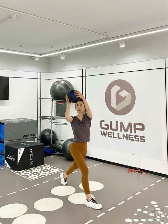 白百何大方晒体重!自曝122斤 素颜健身大秀身材