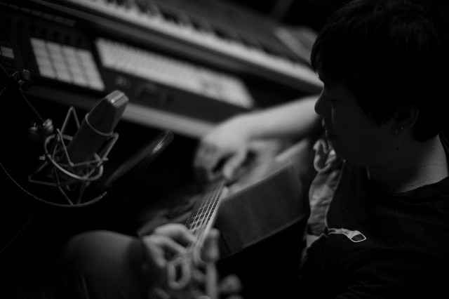 四海鲸骑传奇开播，著名音乐人洪川联手崔恕韩磊打造热血主题曲