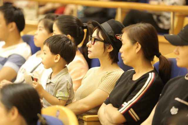 奥运冠军刘璇携子亮相为丈夫王弢加油 单簧管演奏家王弢将新专辑取名为《Spin?旋》