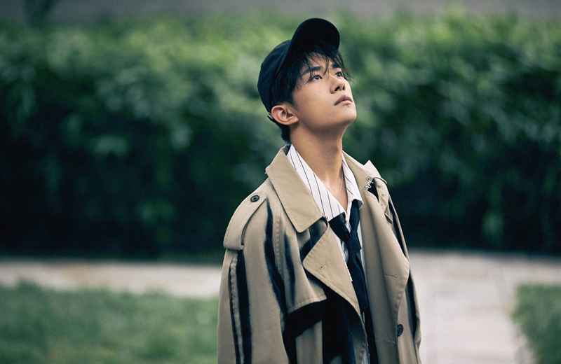 易烊千玺参加《朋友请听好》节目，展现温暖阳光的一面