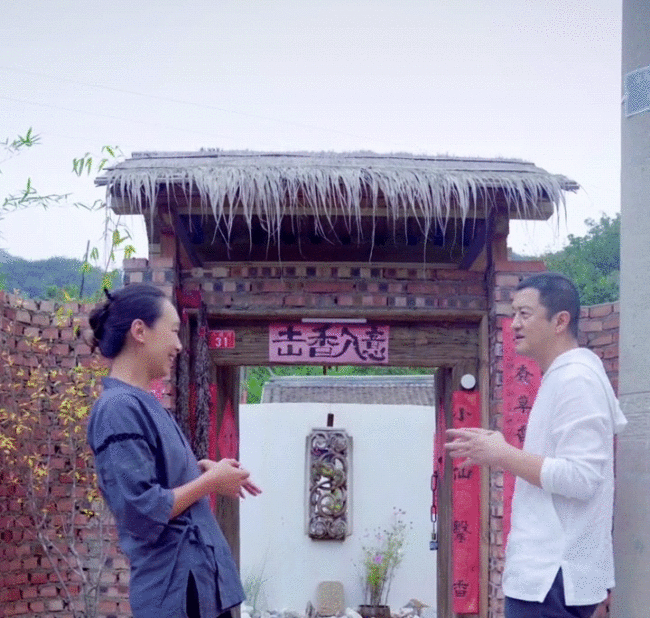 李亚鹏山中拜访美女朋友 穿简易布鞋吃朴素饭菜