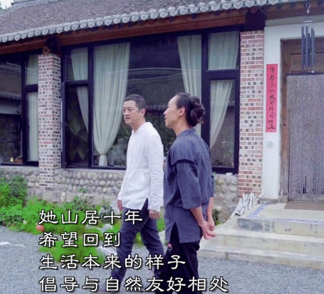 李亚鹏山中拜访美女朋友 穿简易布鞋吃朴素饭菜