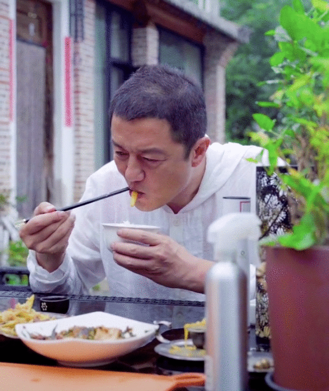 李亚鹏山中拜访美女朋友 穿简易布鞋吃朴素饭菜