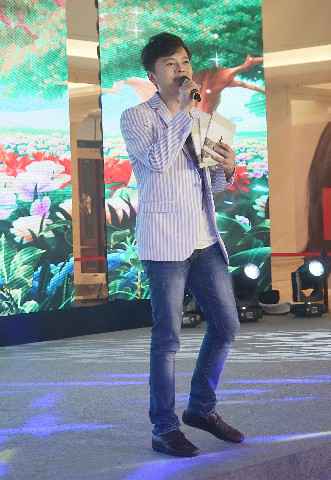 欧得洋演出遇二十年老歌迷 现场带来所有收藏专辑令人感动