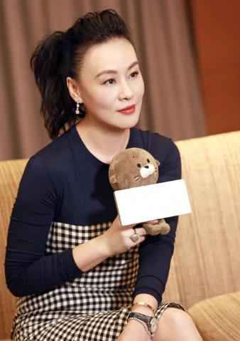 邬君梅出席《亲爱的她们》发布会 搭档宋丹丹组“最有范”蜜团