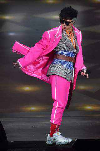 古巨基红馆开唱 与容祖儿李克勤合体模仿早年造型