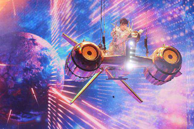 古巨基红馆开唱 与容祖儿李克勤合体模仿早年造型