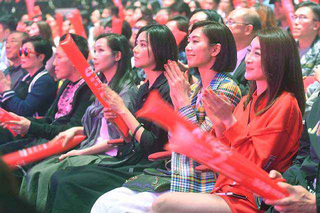 古巨基红馆开唱 与容祖儿李克勤合体模仿早年造型