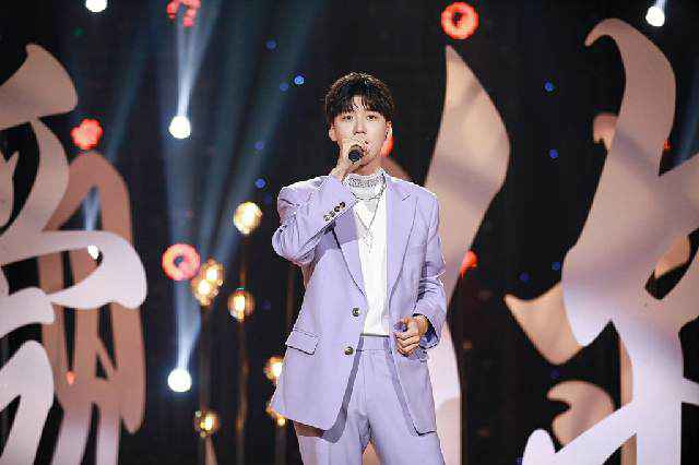 王博文献唱央视《全球中文音乐榜上榜》 温柔深情触人心弦