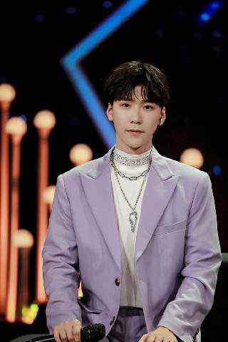 王博文献唱央视《全球中文音乐榜上榜》 温柔深情触人心弦