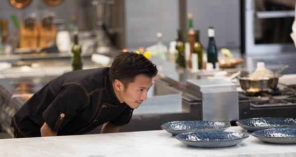 谢霆锋获蔡依林亲手做生日蛋糕 神秘人现身