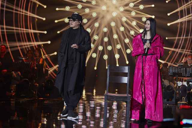 谭维维助力刘欢夺冠 实力成就“歌手团宠”