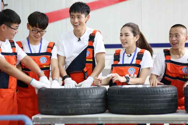 魏晨鹿晗宿舍互整蛊 挑战“豆腐块”工程