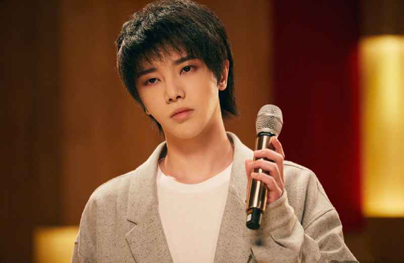 华晨宇再次勇夺《歌手当打之年》第一名，朴素演唱让人耳目一新