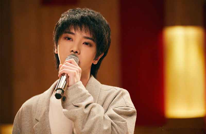 华晨宇再次勇夺《歌手当打之年》第一名，朴素演唱让人耳目一新
