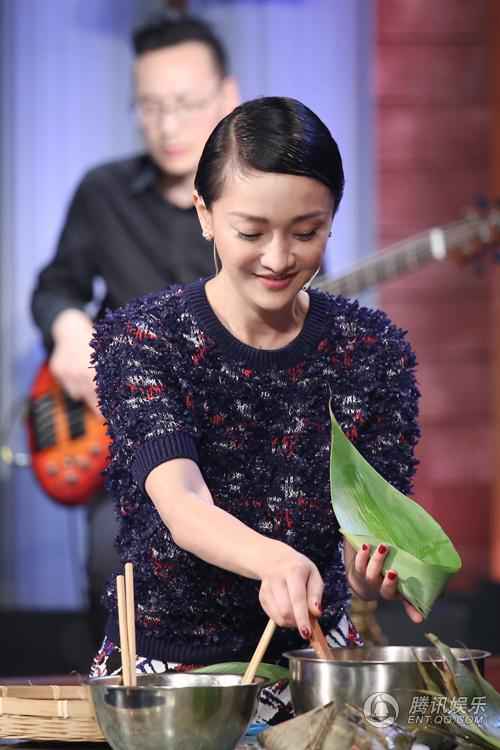 周迅再登《金星秀》现场包粽子 7月北京开唱