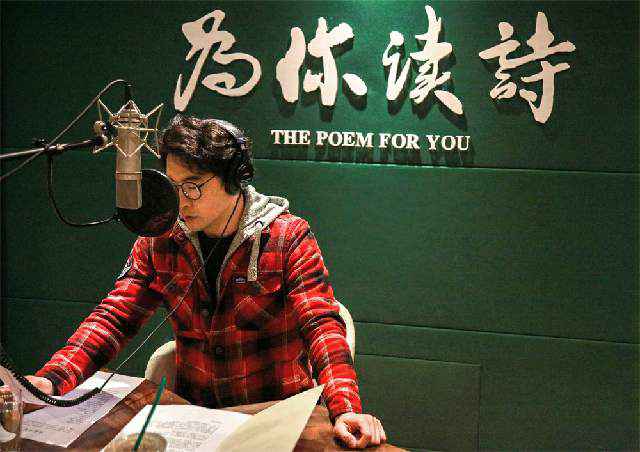 黄维德“科技帖”VLOG上线 配音间体会慢节奏