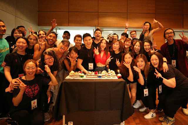 G.E.M.社交网络大秀身材 八月“战绩”不菲好事不断