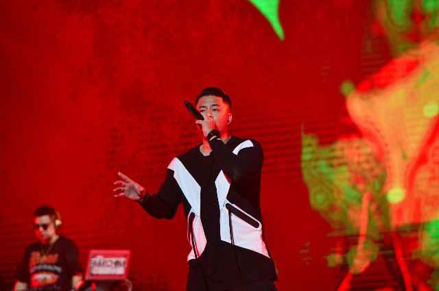 Jason亮相爱奇艺尖叫之夜 深情演唱《能不能》引“回忆杀”