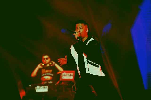 Jason亮相爱奇艺尖叫之夜 深情演唱《能不能》引“回忆杀”