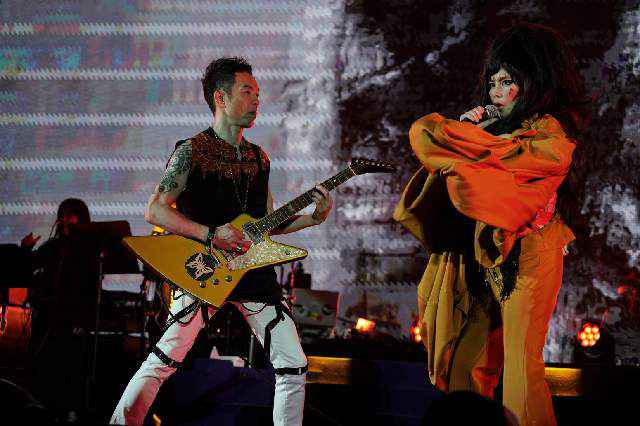 何超仪香港演唱会爆满 黄贯中助阵默契十足