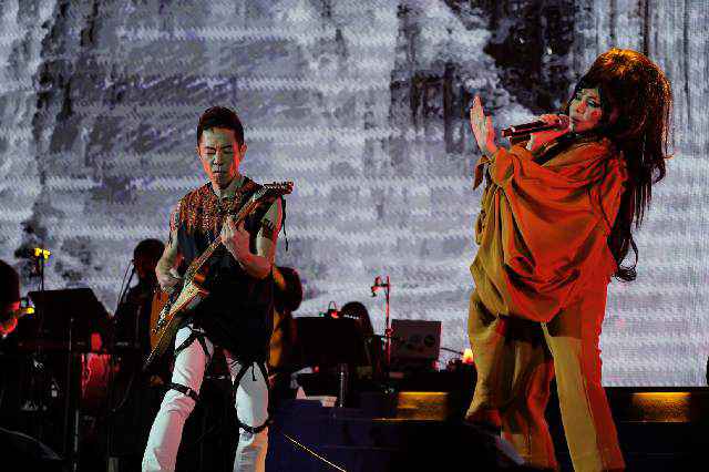 何超仪香港演唱会爆满 黄贯中助阵默契十足