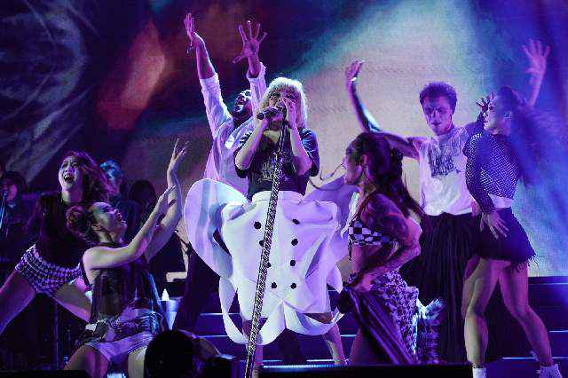 何超仪香港演唱会爆满 黄贯中助阵默契十足