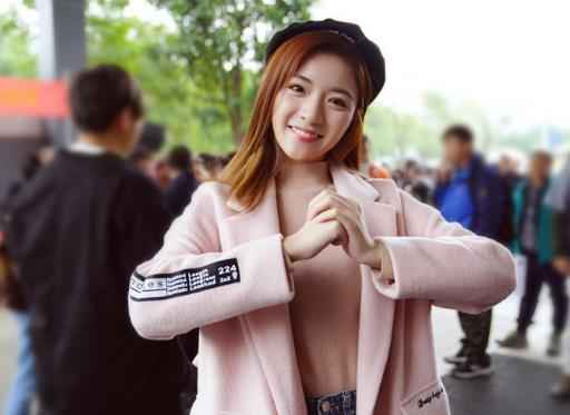 小小蕾出席《爱情的开关》开机仪式,粉衣俏皮元气满满