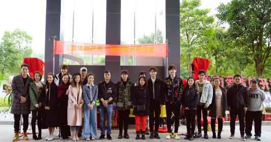 小小蕾出席《爱情的开关》开机仪式,粉衣俏皮元气满满