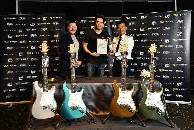 约翰·梅尔访港 捐赠亲笔签名吉他为慈善筹款