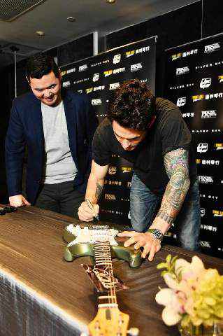 约翰·梅尔访港 捐赠亲笔签名吉他为慈善筹款